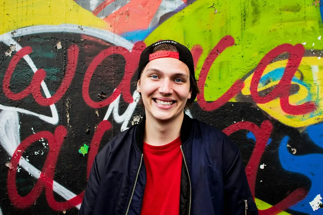 Alex Warren: când fanii aduc căsuțe cu cenușe la concert