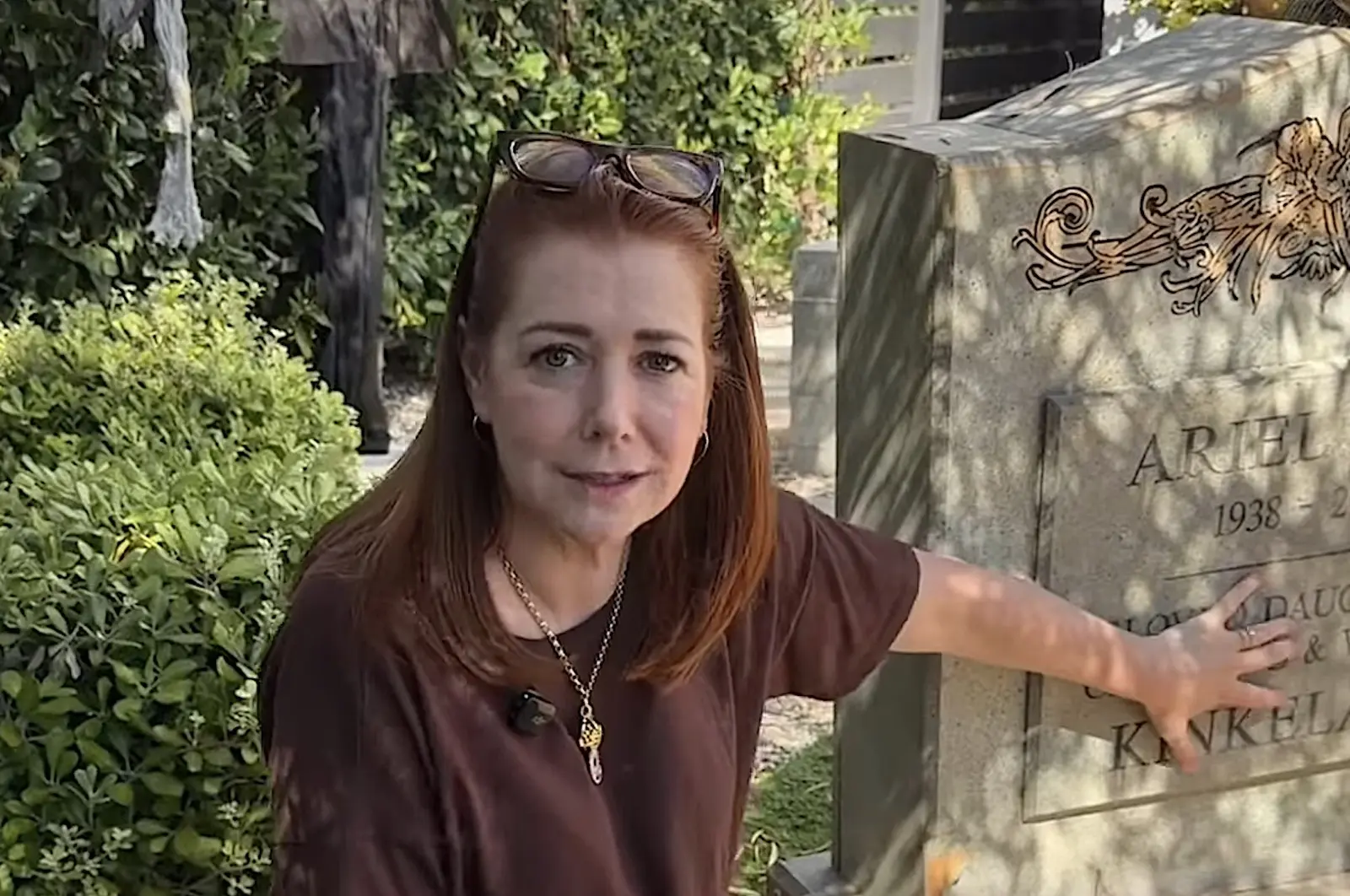 Alyson Hannigan Transformă Piese din Setul Buffy în Decorații de Halloween
