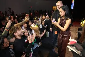 Becky G și liderii industriei muzicale pun sănătatea mintală pe agenda New York-ului