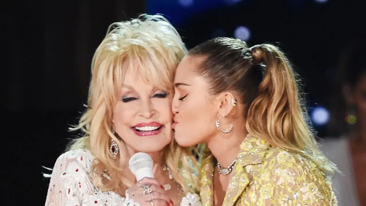 Miley Cyrus revine triumfal pe scenă la Hollywood Bowl!